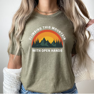 Camiseta Subindo Esta Montanha com Mãos Abertas Cristão