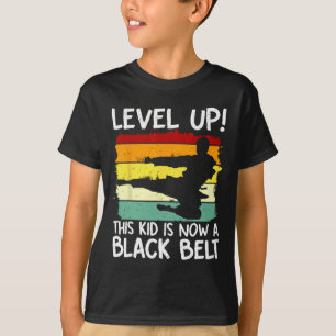 Camiseta Subiu de Nível Esta Criança Agora É uma Faixa Pret