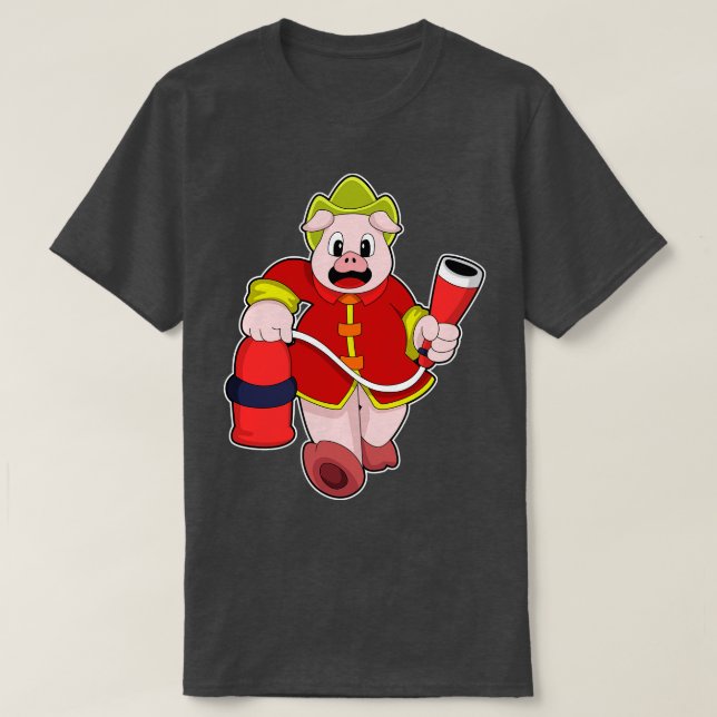 Camiseta Suíno como Bombeiro com extintor de incêndio (Frente do Design)