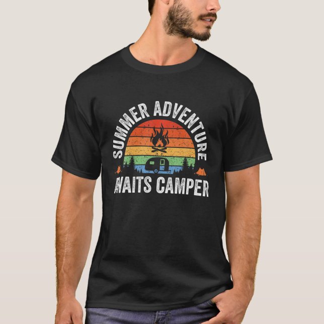 Camiseta Summer Adventure Awaits Camper (Frente)