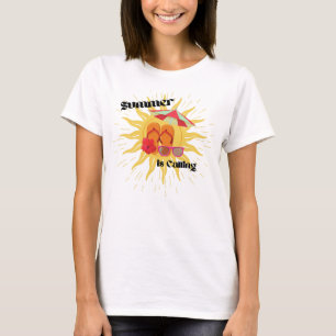 Camiseta "Summer is Calling" com raios de sol e de praia,