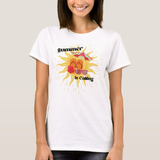 Camiseta "Summer is Calling" com raios de sol e de praia,