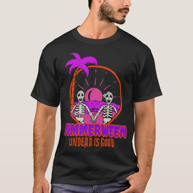 Camiseta Summerween Skeletons at The Beach Undead is Good (Frente)