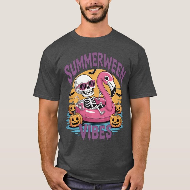 Camiseta Summerween Vibes Skeleton Flamingo Spooky Hallowee (Frente)