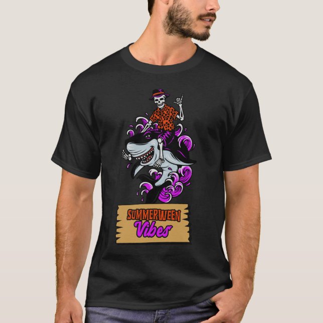 Camiseta Summerween Vibes Skeleton Riding a Shark (Frente)