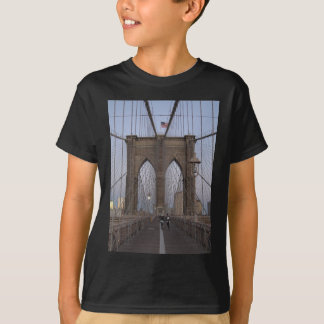 Camiseta Sun-elevação da ponte de Brooklyn NYC na Noite de