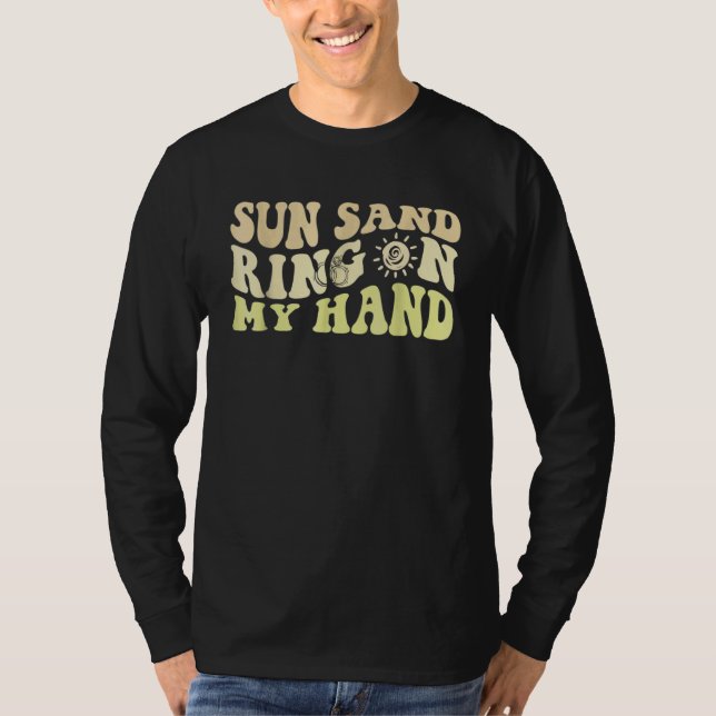Camiseta Sun Sand Ring On My Hand Groovy Bachelorette Party (Frente)
