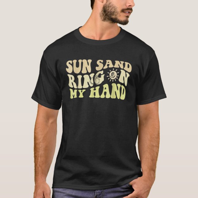 Camiseta Sun Sand Ring On My Hand Groovy Bachelorette Party (Frente)