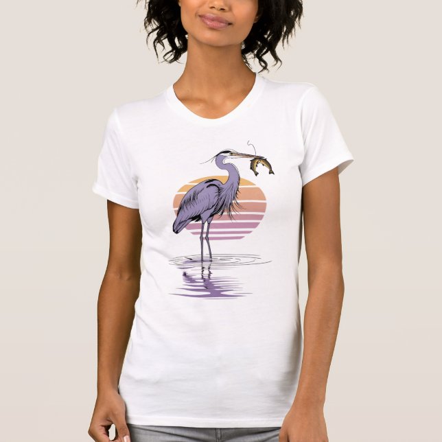Camiseta Sunset Heron Catch – Women’s Fishing Tee (Frente)