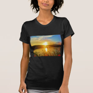 Camiseta Sunset no lago de montanha
