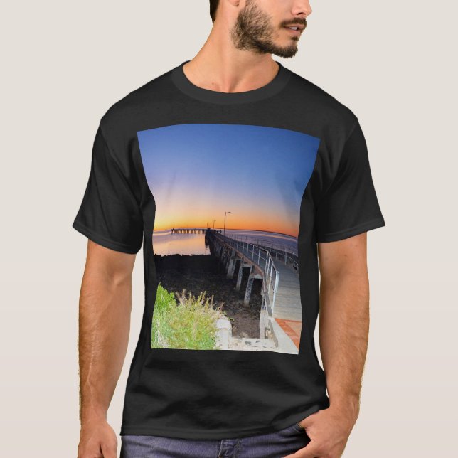 Camiseta Sunset Opal: Soldadura Do Sol Sobre Um Cais, (Frente)