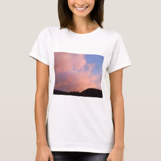 Camiseta Sunset Sky With Pink Clouds Over Silhouetted Hills