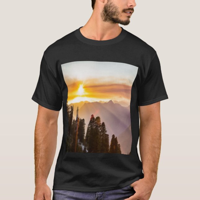 Camiseta Sunset sobre floresta (Frente)