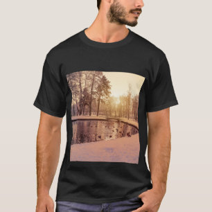 Camiseta Sunset sobre parque com lago congelado pequeno