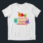 Camiseta Super Simples | Bumble Nums Birthday Cake<br><div class="desc">Celebre seu grande dia com esta doce e colorida camisa de aniversário do Bumble Nums! Apresentando Humble, Stumble e Grumble vestindo chapéus festivos e posando com uma fatia gigante de bolo de morango revestido com chantilly, este design está se entupindo com torcida de aniversário. Os personagens divertidos e a mensagem...</div>