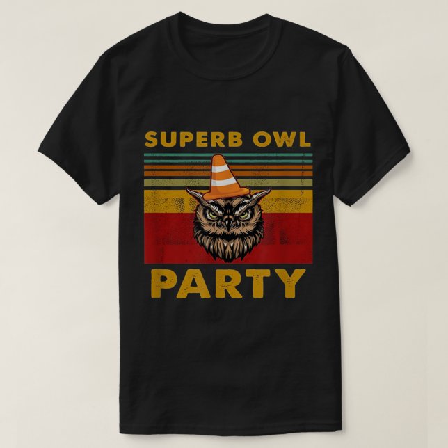Camiseta Superb Owl Party O que fazemos nas Sombras (Frente do Design)