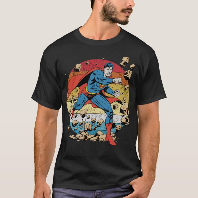 Camiseta Superman Breaking Wall Retro – Vintage Comic Hero  (Frente)