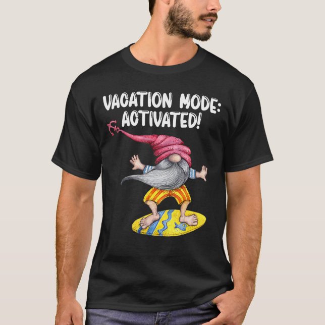 Camiseta Surf Ativado do Modo de Vacinação Gnomo de Navegaç (Frente)