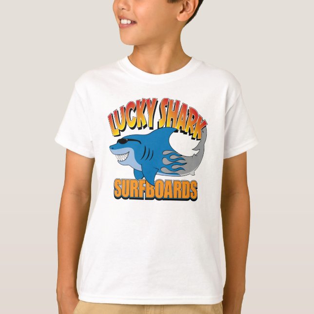 Camiseta Surfboards de tubarão de sorte (Frente)
