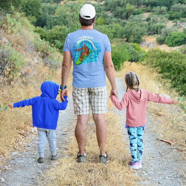 Camiseta Surfe De Pé Grande Andando De Ondas Diversão Sasqu (Criador carregado)