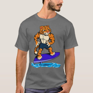 Camiseta Surfer de Tigre na prancha de surfe de hidrofolha
