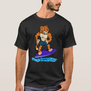 Camiseta Surfer de Tigre na prancha de surfe de hidrofolha