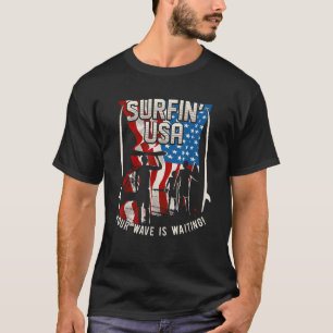 Camiseta Surfin EUA Sua Onda Está Esperando Surfando