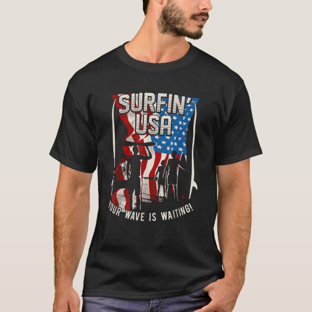 Camiseta Surfin EUA Sua Onda Está Esperando Surfando  (Frente)