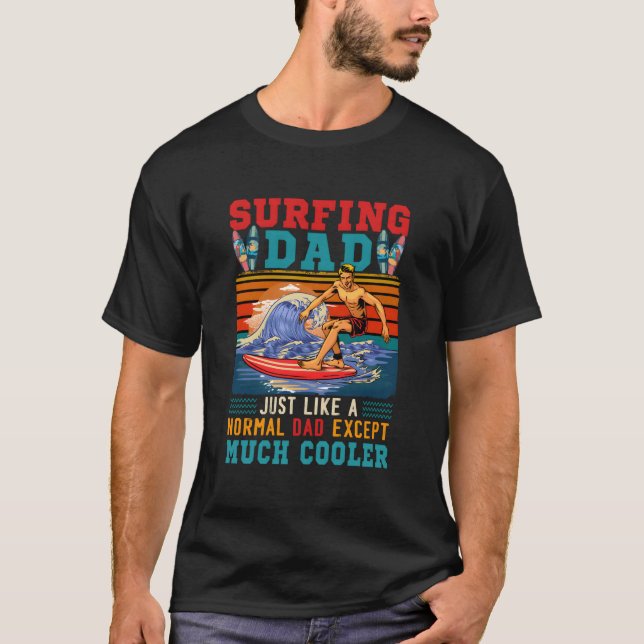 Camiseta Surfing Dad Just Like Normal Dad Except Much Er (Frente)