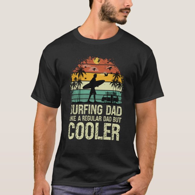 Camiseta Surfing Dad Like a Regular Dad but Cooler Great Fa (Frente)