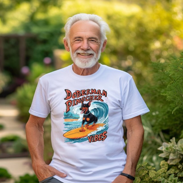 Camiseta Surfing Doberman Pinscher Ancorando Onda Tropical (Criador carregado)
