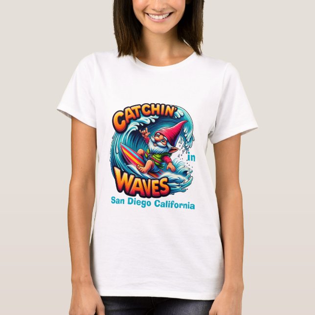Camiseta Surfing Gnomo Catching Waves Em San Diego (Frente)
