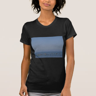 Camiseta surfistas que esperam uma onda