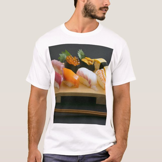 Camiseta Sushi Zen – The warmth of wood and the dance of fl (Frente)
