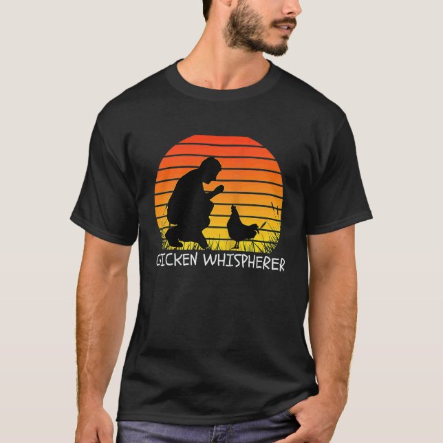 Camiseta Sussurrador de Frangos com Estilo de Quintal Retro (Frente)
