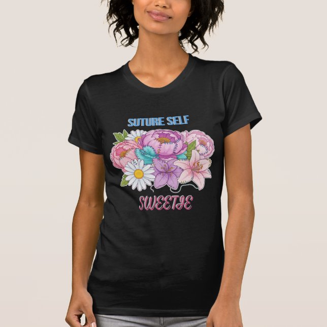 Camiseta “Suture Self, Sweetie” Funny Nurse-Dark Humor (Frente)
