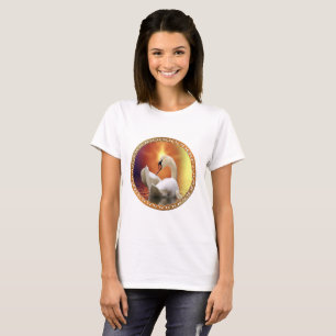 Camiseta Swan branco com fundo dourado e laranja
