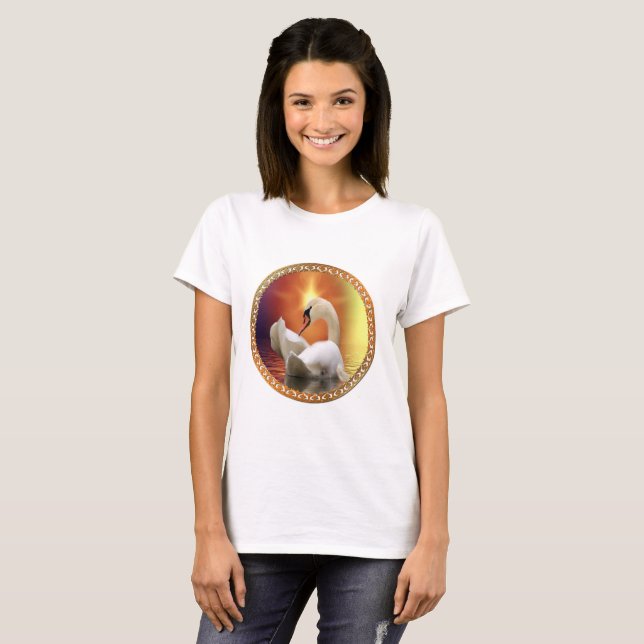 Camiseta Swan branco com fundo dourado e laranja (Frente Completa)
