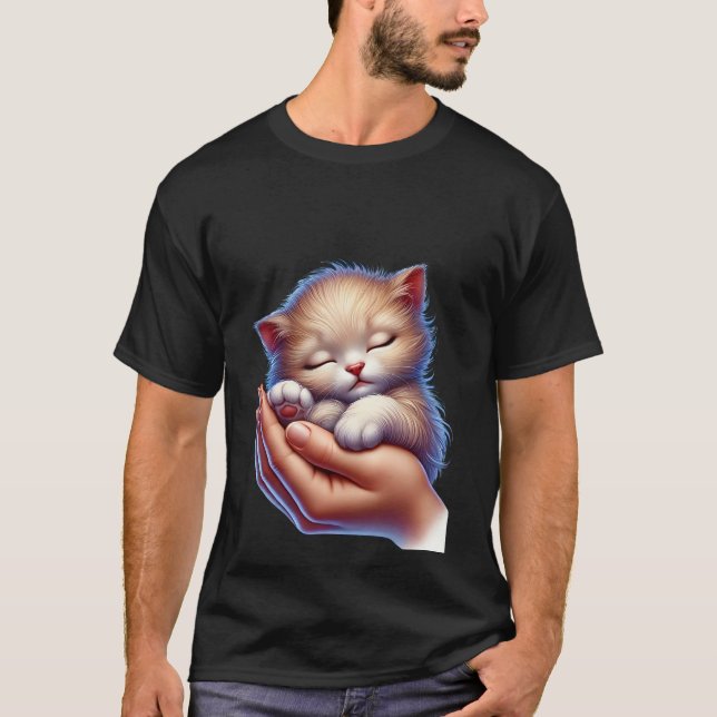 Camiseta Sweet Sleeping Kitten in Hands Peaceful Tiny Cat  (Frente)