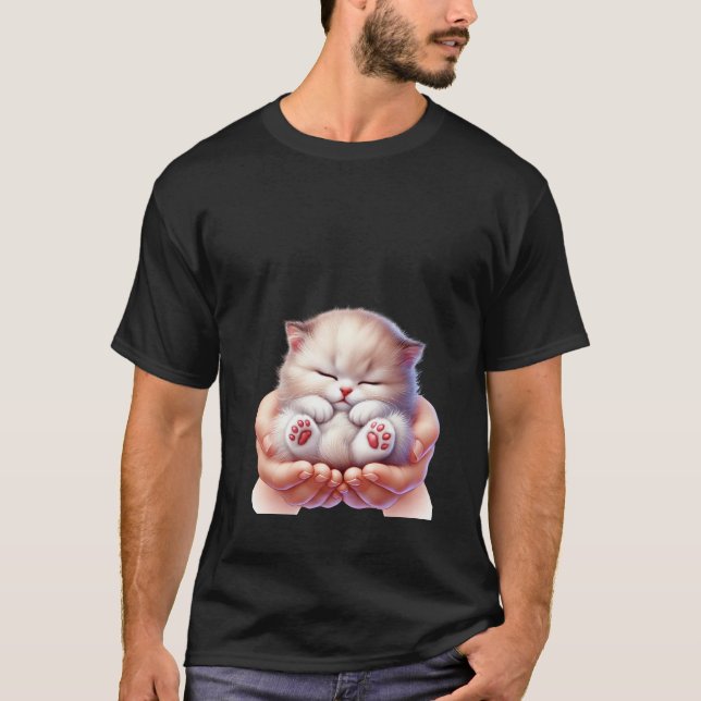 Camiseta Sweet Sleeping White Kitten in Hands Tiny Cat 🐾💤 (Frente)