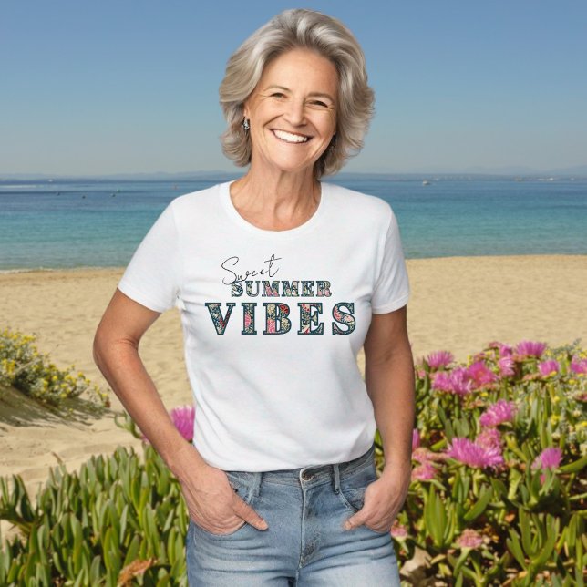 Camiseta Sweet Summer Vibes - Tipografia Floral ("Sweet Summer Vibes" floral typography tshirt, in a beach setting. This model is #generativeai)