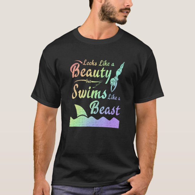 Camiseta Swim Team Looks Like Beauty Swims Like Beast Swimm (Frente)