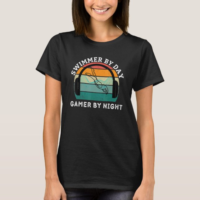 Camiseta Swimmer By Day Gamer By Night Swimming Game Lover  (Frente)