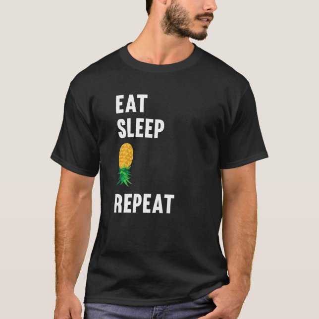 Camiseta Swinger Polyamory Couple Swinging Upside Down Pine (Frente)