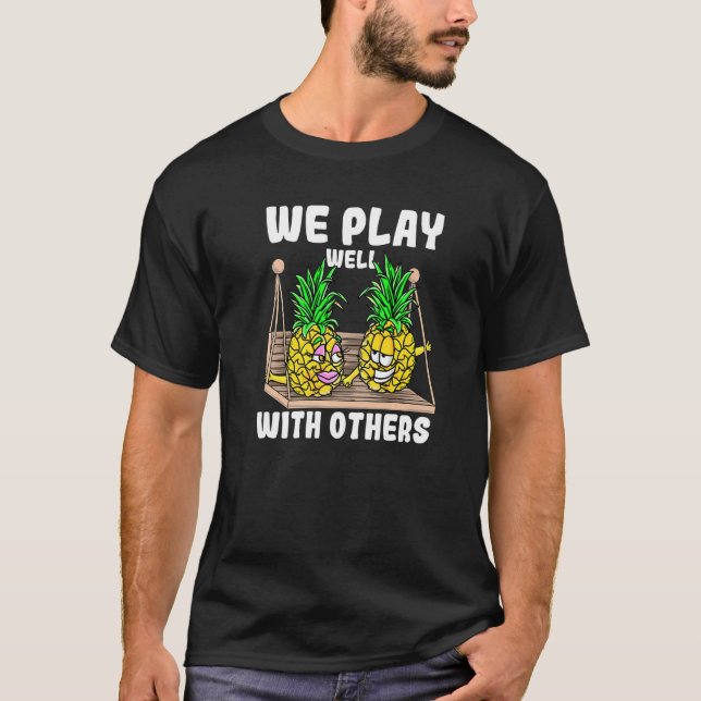 Camiseta Swinger We Play Well With Others Swinging Pineappl (Frente)