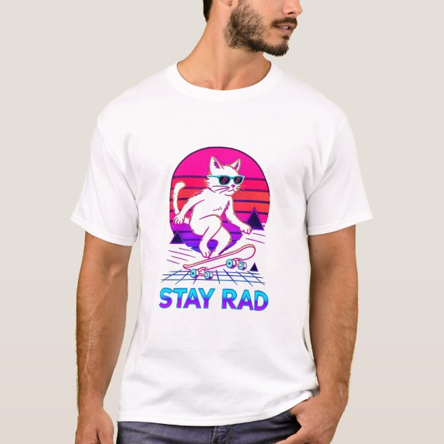 Camiseta Synthwave Skateboarding Cat – Retro Neon “Stay Rad (Frente)