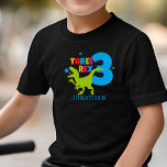 Camiseta T Rex Boys Nome Personalizado de aniversário de 3<br><div class="desc">T-shirt Bonita aniversário de 3 anos Colorida Res Toddler. Esta camisa de aniversário de 3 anos dos rapazes tem um t rex verde,  o número 3,  as palavras Três Rex,  e o seu nome. A camisa perfeita para vestir na festa de aniversário dele e depois.</div>
