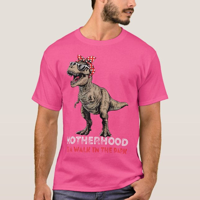 Camiseta T Rex Dinossaur Mamãe Engraçada Mãe É Uma Caminhad (Frente)
