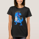 Camiseta T Rex Menorah segurando Dreidel Jewish Dinosaur Ha<br><div class="desc">T Rex Menorah Segurando Dreidel Jewish Dinosaur Hanukkah</div>