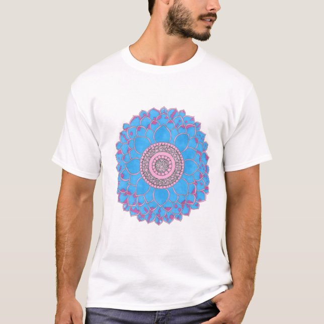 Camiseta T- shirt  with hand-drawn mandala design  (Frente)